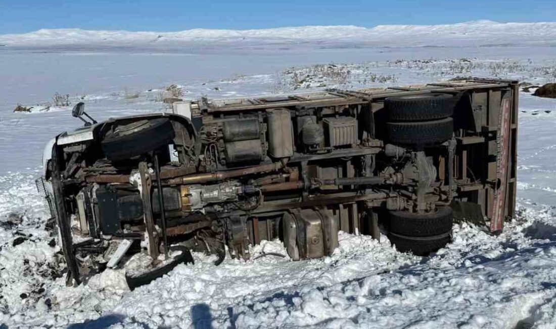 Kars’ta sürücüsünün direksiyon hakimiyetini kaybettiği kamyon yoldan çıkarak şarampole devrildi.