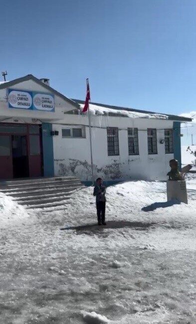 Kars’ta 2. sınıf öğrencisinin İstiklal Marşı’nın 10 kıtasını ezbere okuması