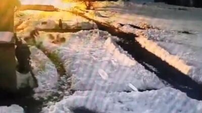 Kars’ta bir vatandaş, evinin bahçesine kadar kurt sürüsünü kürekle kovaladı.