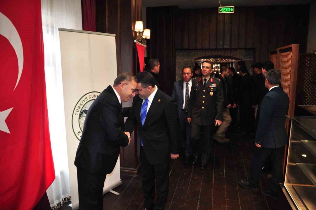 Kars’ta Ramazan Bayramı dolayısıyla Polis Evi’nde bayramlaşma programı düzenlendi. Programa