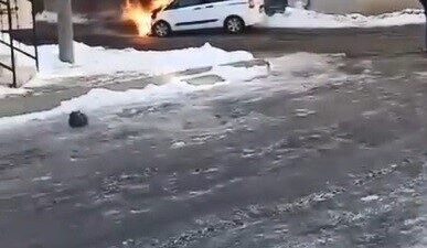 Kars’ta seyir halindeki hafif ticari araçta çıkan yangın paniğe neden