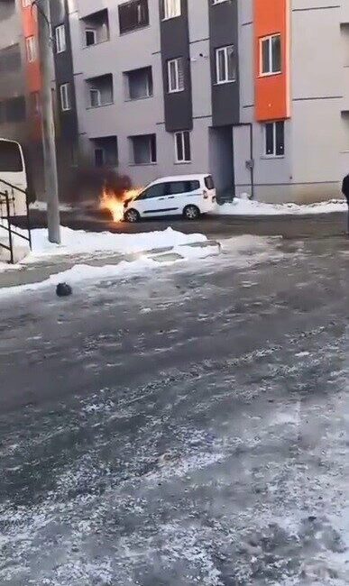 Kars’ta seyir halindeki hafif ticari araçta çıkan yangın paniğe neden