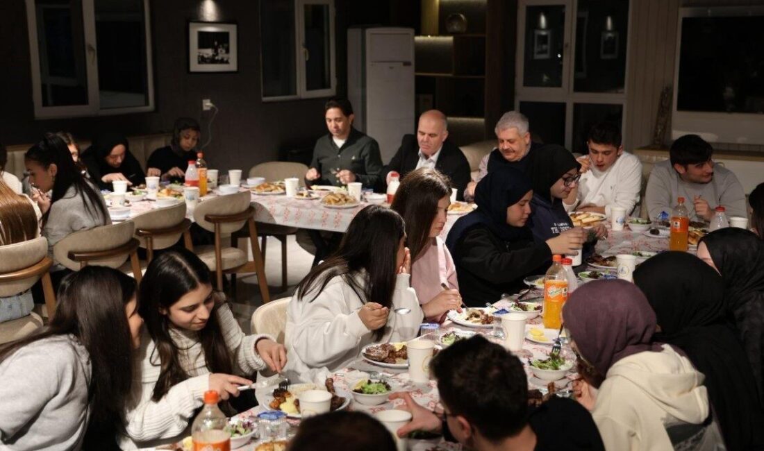 Kartepe’de düzenlenen “Bir Sofra Bir Hikaye” programında gençler, tecrübeli isimlerle