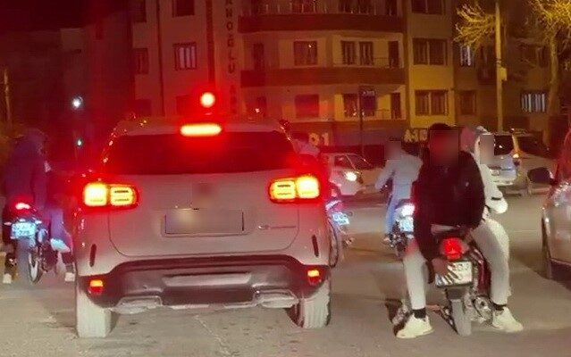 Adıyaman’da bir motosiklette ters oturan şahıs, elleriyle de plakayı kapatmaya
