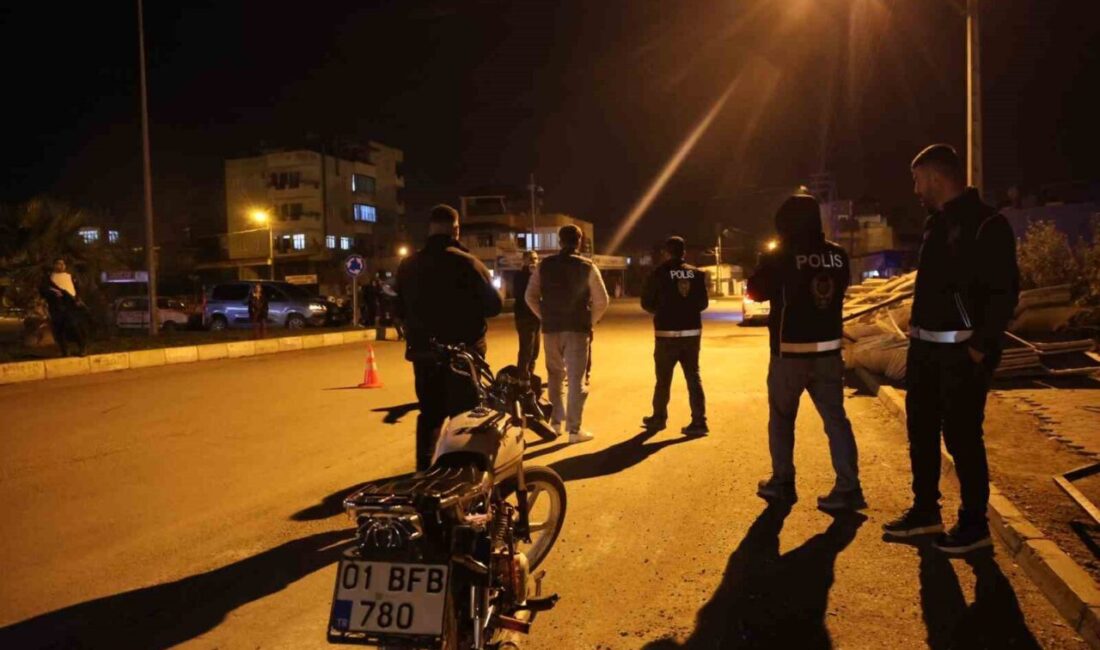 Adana’nın Kozan ilçesinde gerçekleştirilen uygulamada kasksız motosiklet sürdüğü için ceza