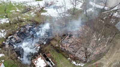 Kastamonu’nun Bozkurt ilçesine bağlı Keşlik köyünde sobadan çıktığı tahmin edilen