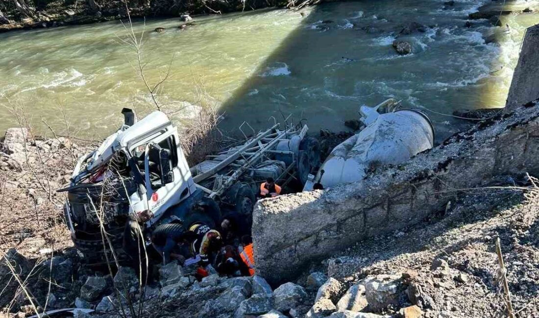 Kastamonu’nun Şenpazar ilçesinde köprüden dere yatağına yuvarlanan beton mikserinin sürücüsü