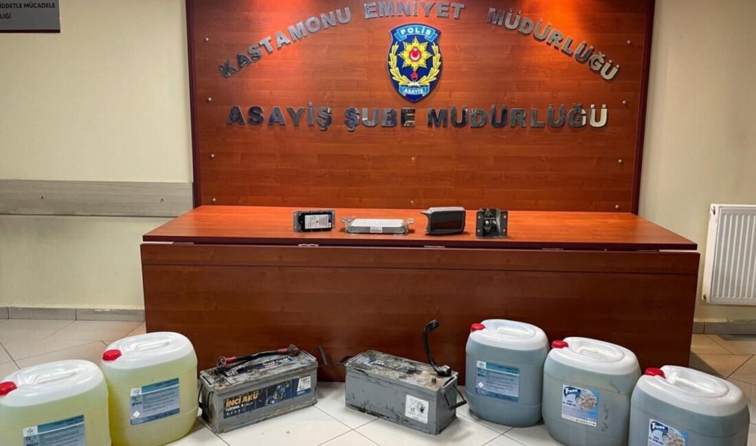 Kastamonu’nun İhsangazi ilçesinde park halindeki iş makinesinin yakıtını, akülerini, monitör