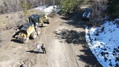 Kastamonu İl Özel İdaresi ekipleri, bin 54 köy yolunda karla
