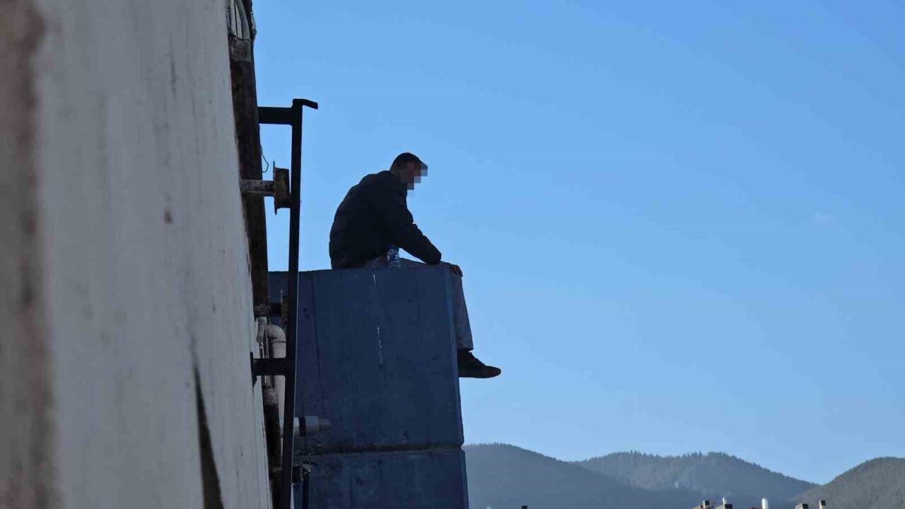 Karabük’ün en işlek noktalarından biri olan Kemal Güneş Caddesi’nde elindeki