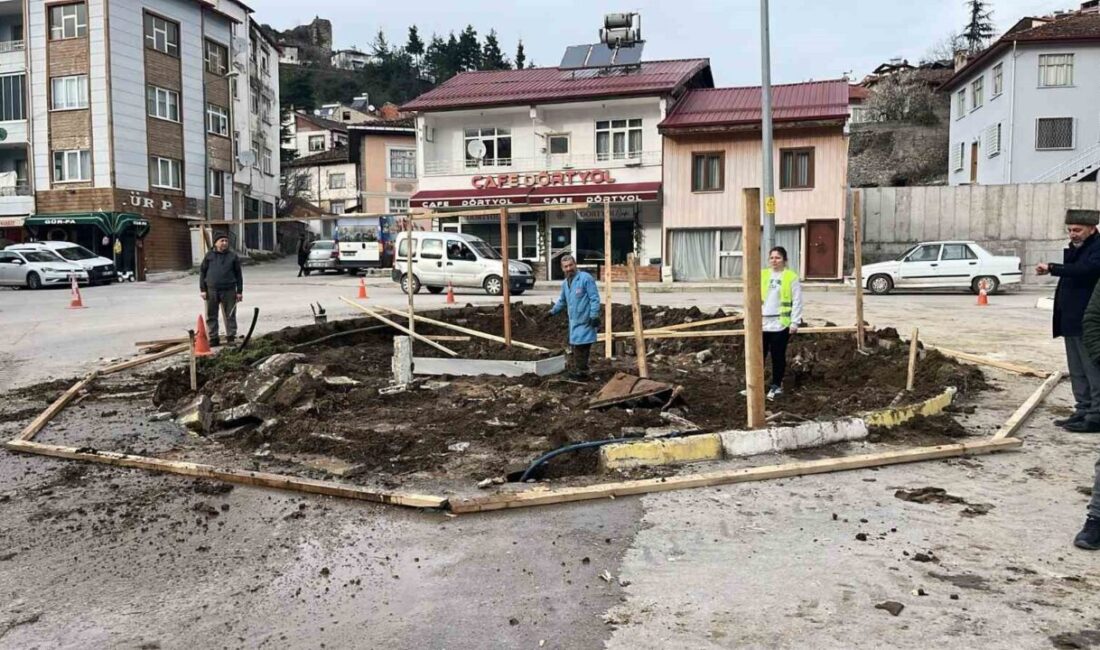 Tokat’ın Niksar ilçesinde yıllardır dört yolun kesiştiği kavşakta bulunan ve