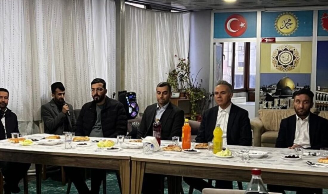 Hakkari’nin Yüksekova Kaymakamı Mustafa Akın, Diyanet Gençlik Merkezi’nde sınavlara hazırlanan