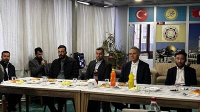 Hakkari’nin Yüksekova Kaymakamı Mustafa Akın, Diyanet Gençlik Merkezi’nde sınavlara hazırlanan