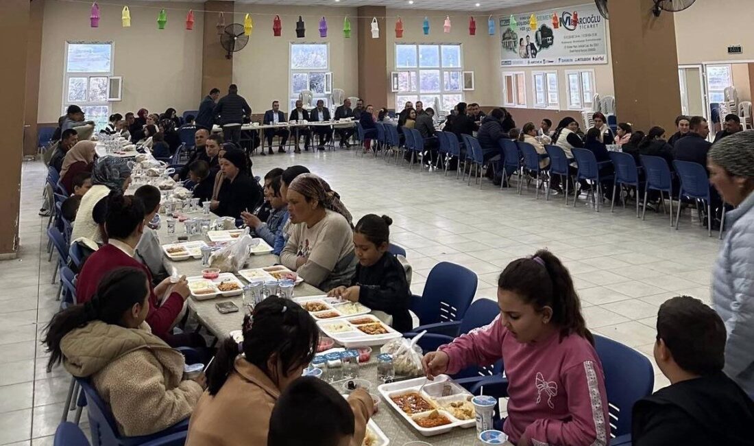 Manisa’nın Sarıgöl ilçesinde Kaymakam Halil Dalak, Özpınar Mahallesi’nde düzenlenen iftar