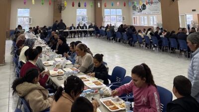 Manisa’nın Sarıgöl ilçesinde Kaymakam Halil Dalak, Özpınar Mahallesi’nde düzenlenen iftar