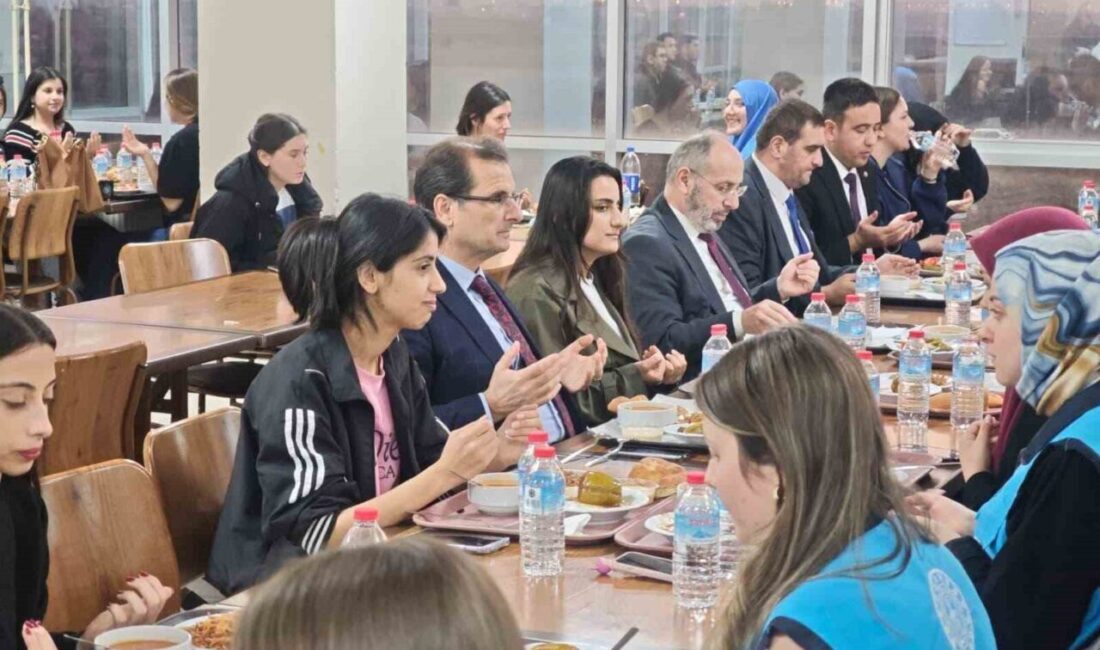 Manisa’nın Salihli ilçe Kaymakamı Ali Güldoğan iftarını KYK yurdunda kalan