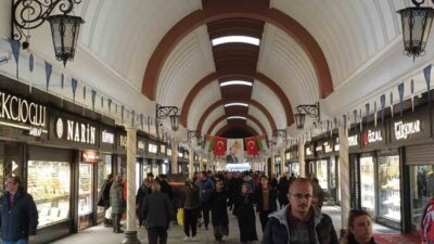 Kayseri’de vatandaşları Ramazan Bayramı telaşı sararken tarihi çarşıda yoğunluk yaşanmaya