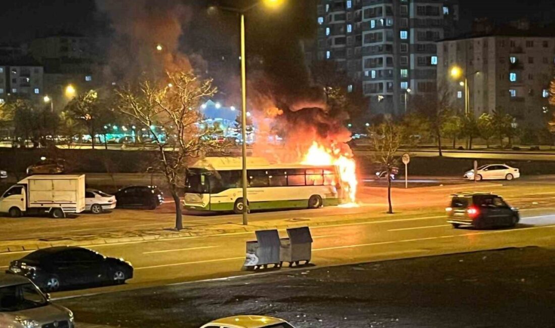 Kayseri’nin Melikgazi ilçesinde özel halk otobüsü motor kısmından alev alırken,