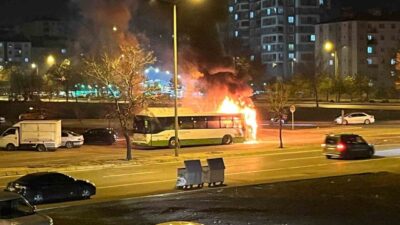 Kayseri’nin Melikgazi ilçesinde özel halk otobüsü motor kısmından alev alırken,