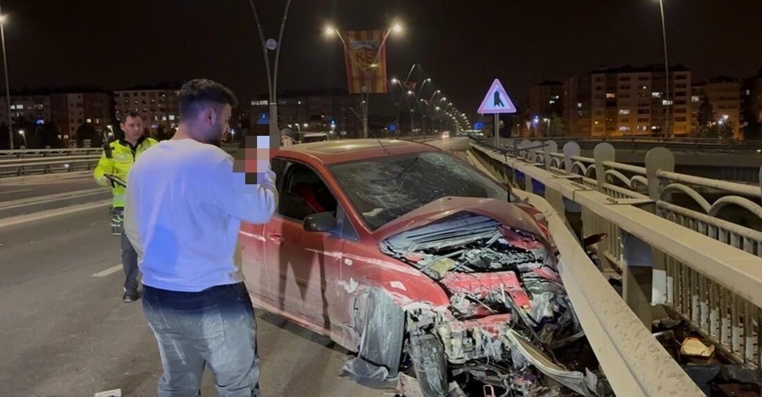 Kayseri’nin Kocasinan ilçesinde kontrolden çıkan otomobil, karşı yola geçerek bariyerlere