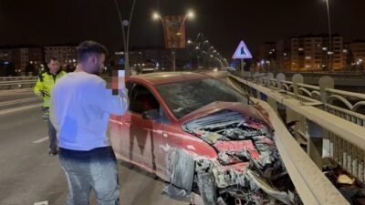 Kayseri’nin Kocasinan ilçesinde kontrolden çıkan otomobil, karşı yola geçerek bariyerlere