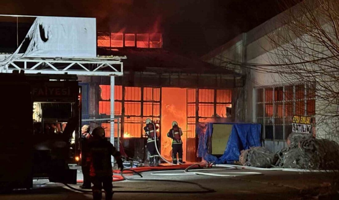Kayseri’nin Melikgazi ilçesinde çıkan yangında bir mobilya atölyesi alevlere teslim