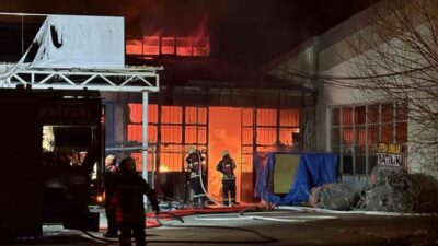 Kayseri’nin Melikgazi ilçesinde çıkan yangında bir mobilya atölyesi alevlere teslim
