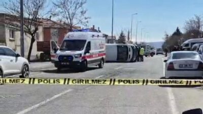 Kayseri’de otomobille çarpışan öğrenci servisi yan yattı. Kazanın, öğrencilerin dağıtımının