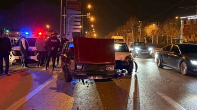 Kayseri’nin Melikgazi ilçesinde iki otomobilin çarpıştığı trafik kazasında, 1 kişi