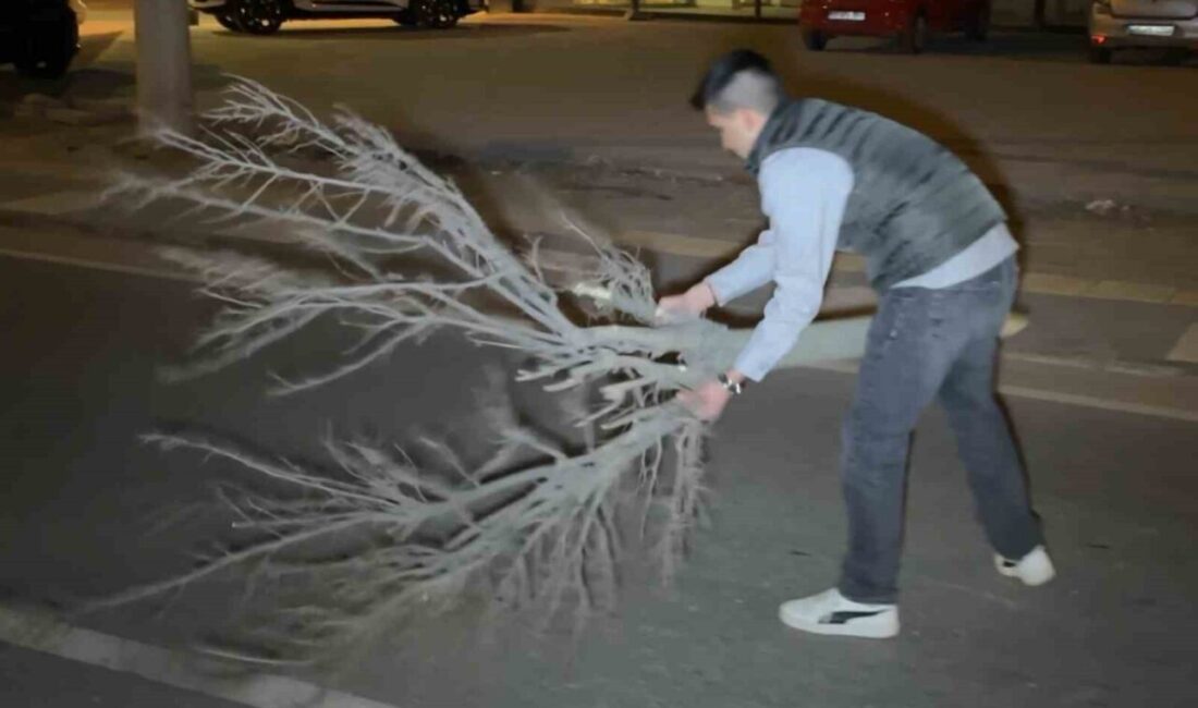 Aksaray’da sürücüsünün direksiyon hakimiyetini kaybettiği otomobil kontrolden çıkarak önce refüjdeki