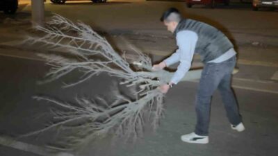 Aksaray’da sürücüsünün direksiyon hakimiyetini kaybettiği otomobil kontrolden çıkarak önce refüjdeki