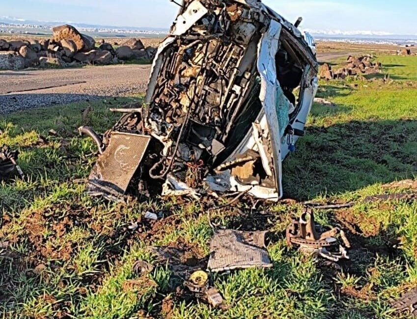 Diyarbakır’ın Çınar ilçesinde kaza yapan akrabalarına yardıma giden ailenin arabalarının