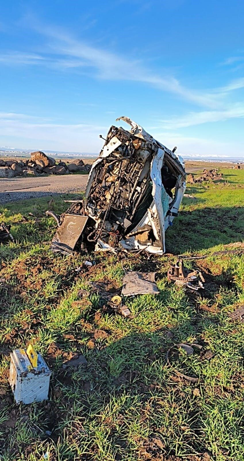 Diyarbakır’ın Çınar ilçesinde kaza yapan akrabalarına yardıma giden ailenin arabalarının
