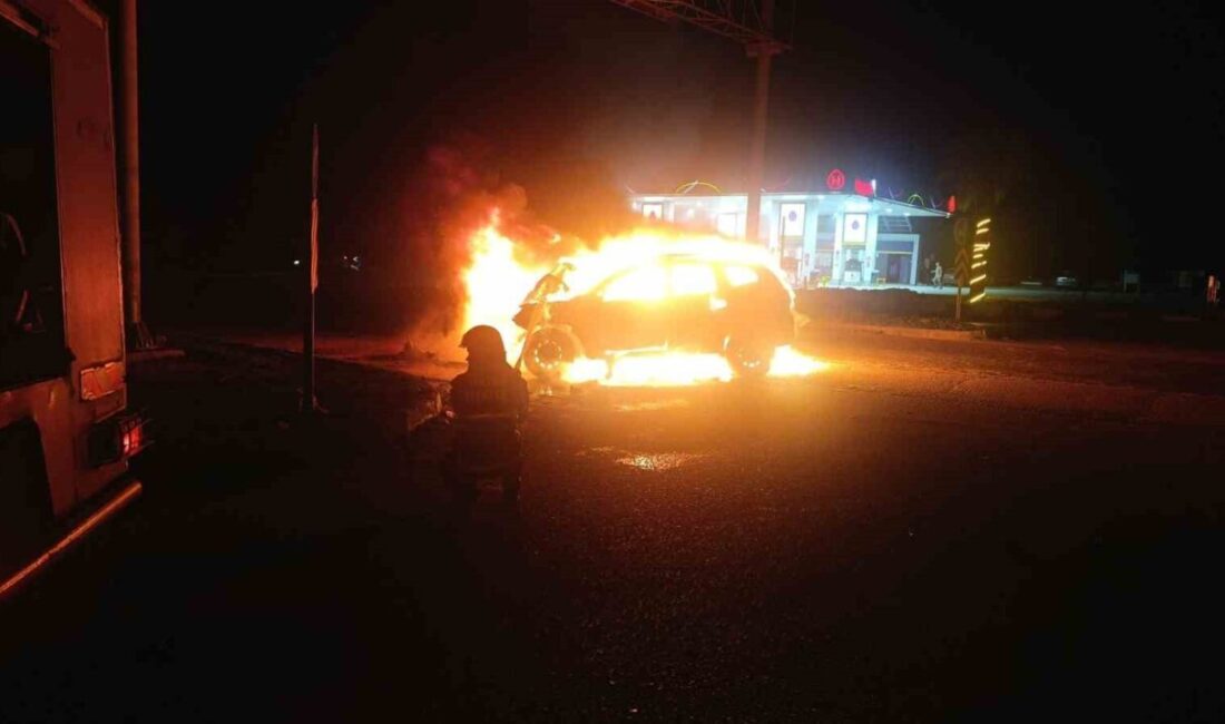 Hatay’da refüje çarparak alev alev yanan araç kullanılmaz hale geldi.