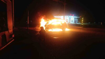 Hatay’da refüje çarparak alev alev yanan araç kullanılmaz hale geldi.