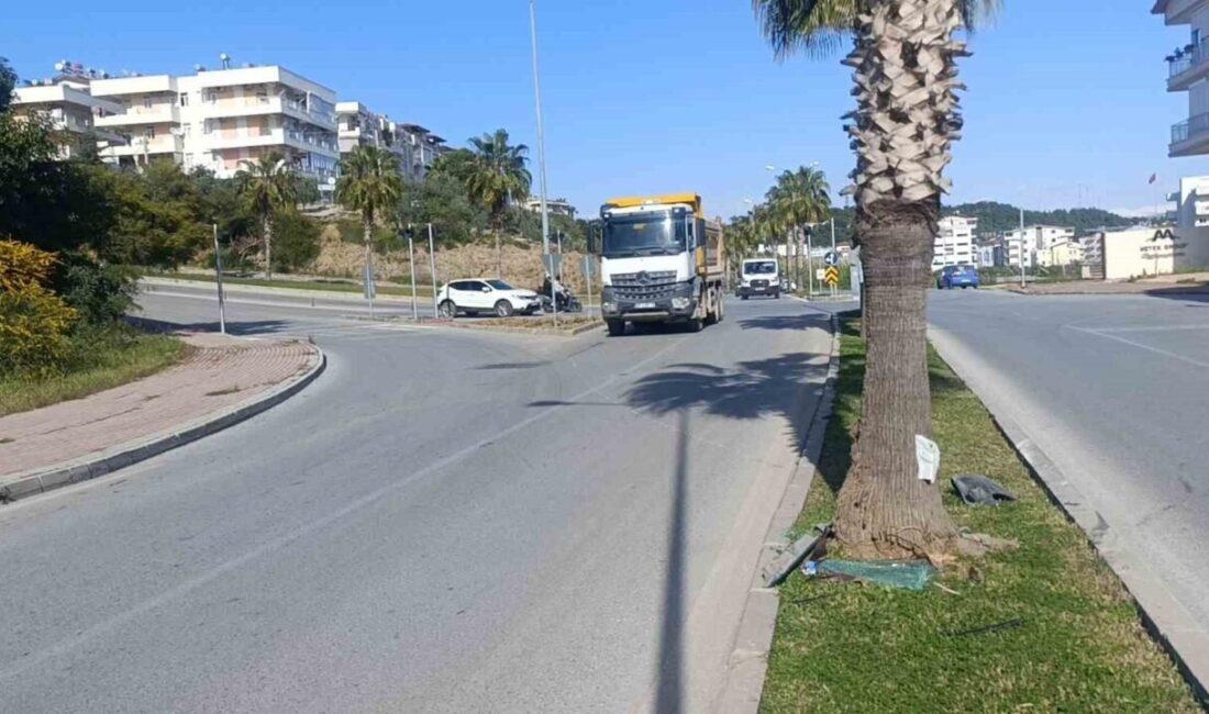 Antalya’nın Manavgat ilçesinde iki otomobilin çarpıştığı kazada araçlardan biri savrularak