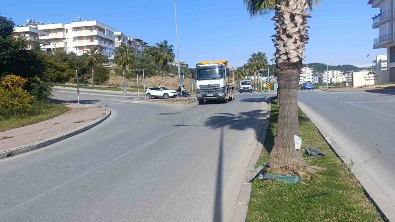 Antalya’nın Manavgat ilçesinde iki otomobilin çarpıştığı kazada araçlardan biri savrularak