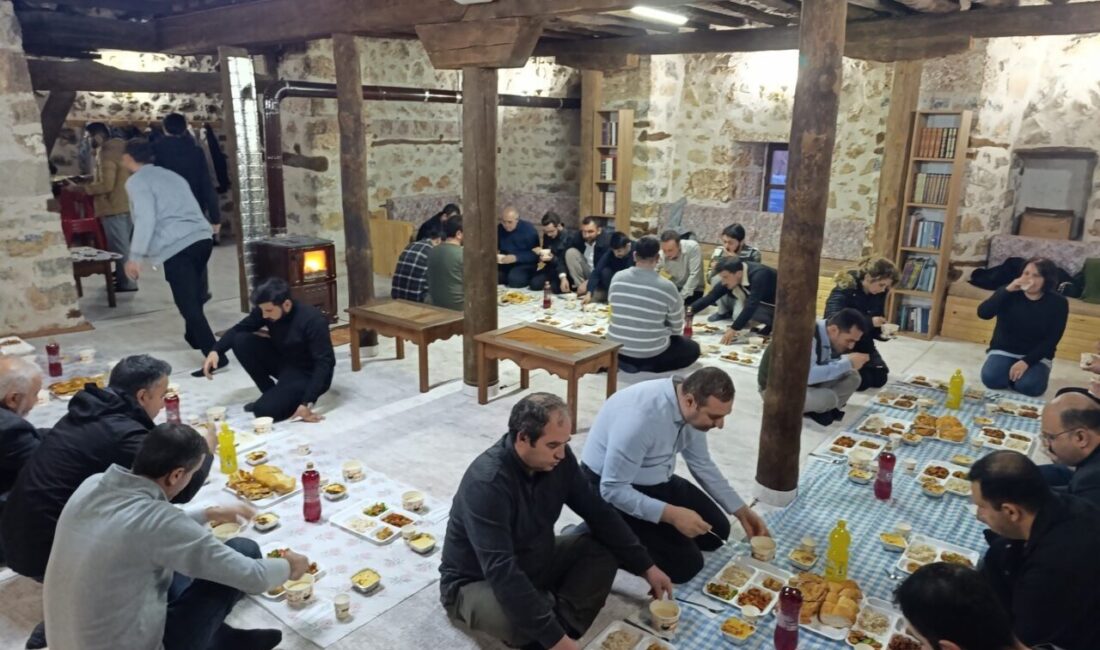 Kaymakam Emirhan Arıkan, Kemaliye İlçe Müftülüğü tarafından düzenlenen iftar programına