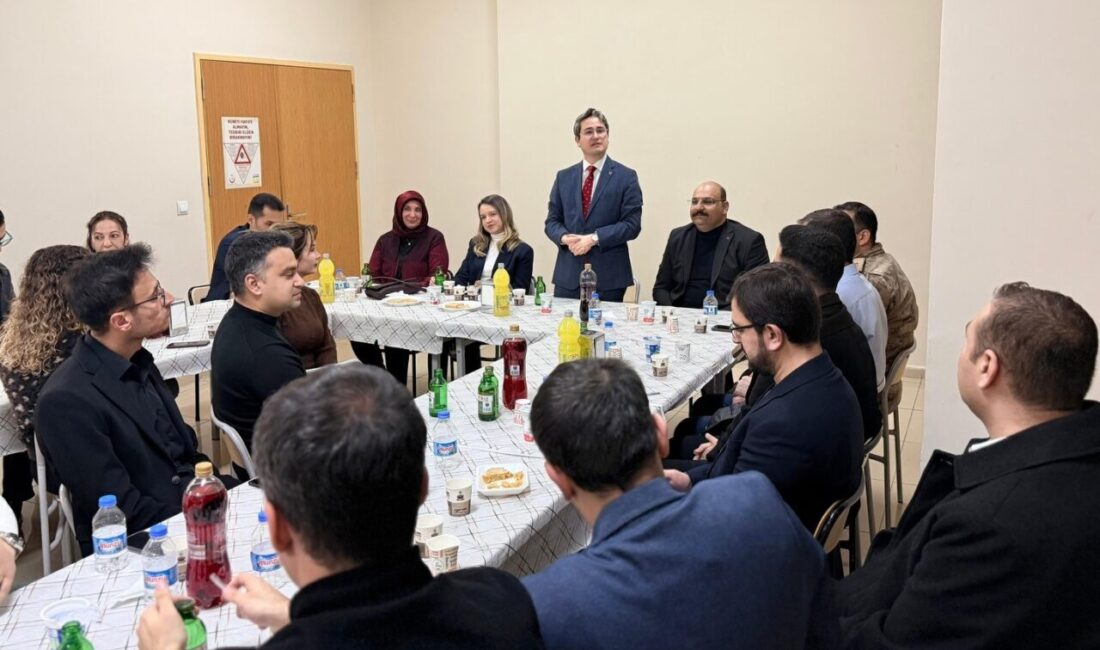 Kemaliye Kaymakamı Emirhan Arıkan, eşi Gizem Arıkan ve Erdem Atmaca,