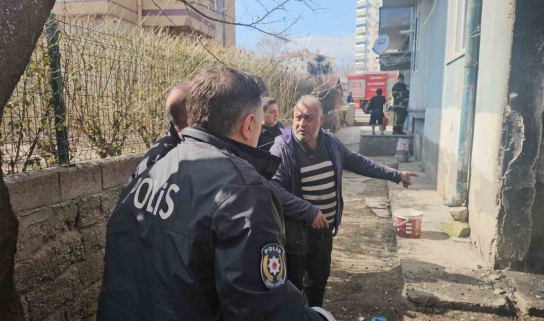 Kayseri’nin Melikgazi ilçesinde bir binanın bahçesinde çıkan yangında olay yerine