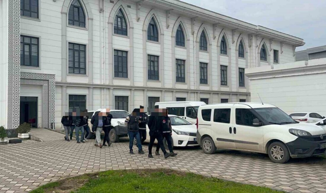 Kocaeli’nin Çayırova ilçesinde bir kişinin evinin önünde tabancayla başından vurularak