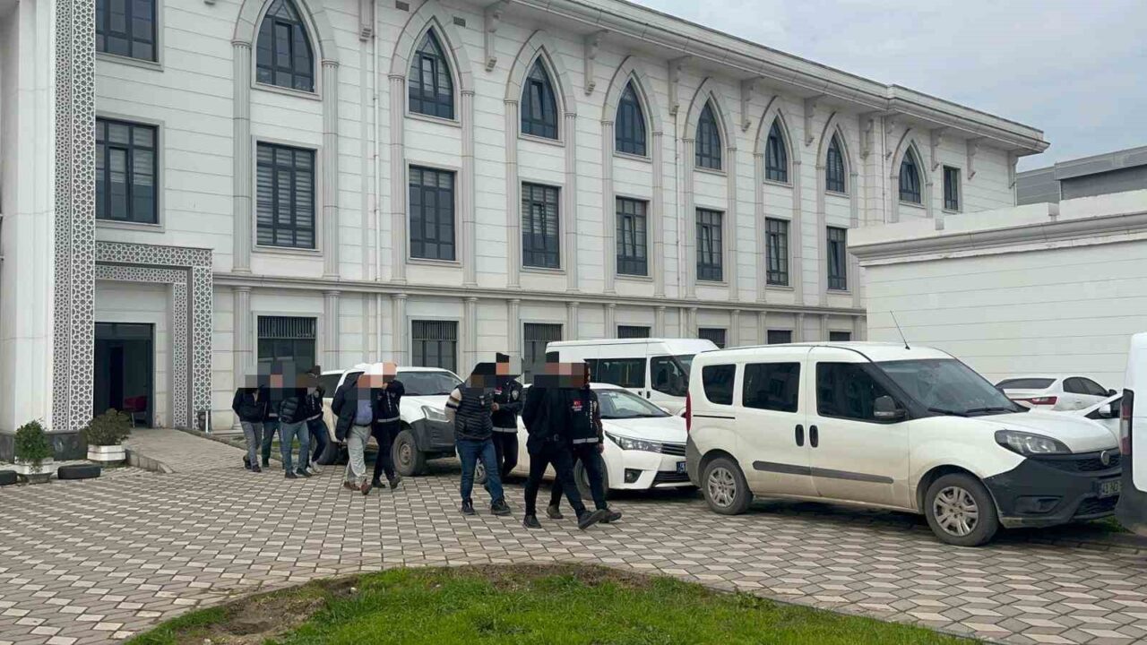 Kocaeli’nin Çayırova ilçesinde bir kişinin evinin önünde tabancayla başından vurularak