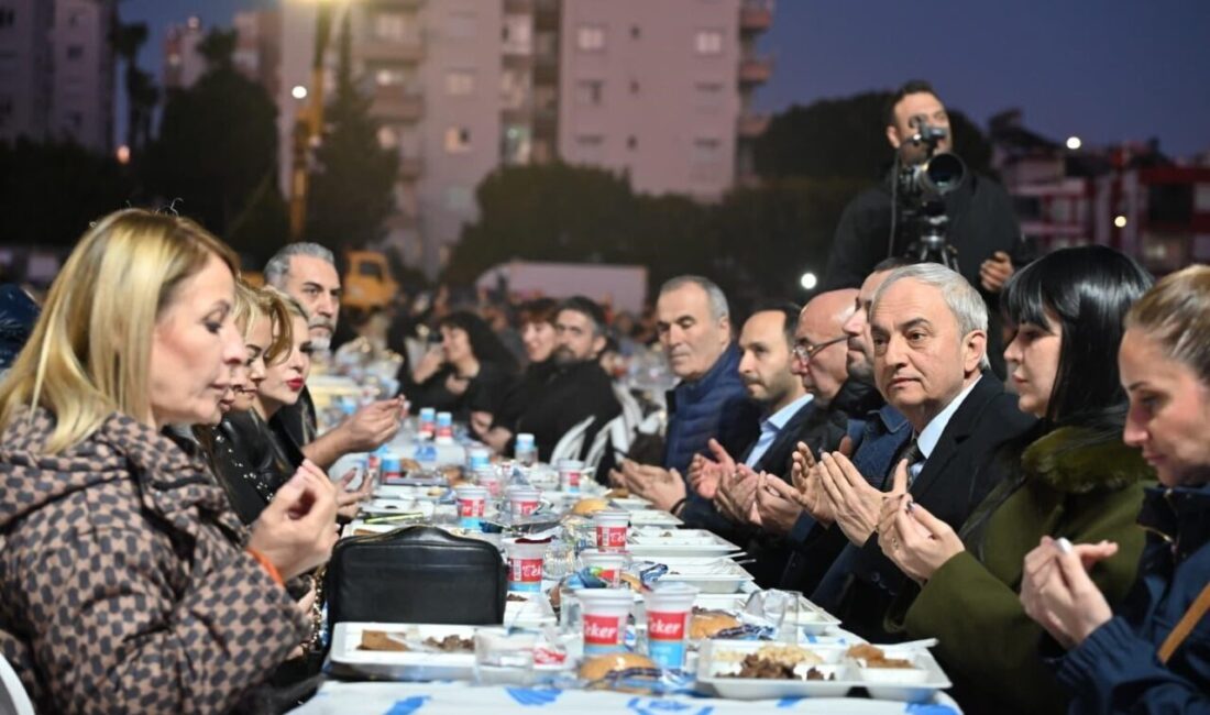 Kepez Belediyesinin 5 mahalleyi birleştiren ortak iftar sofrasında hemşehrileriyle bir
