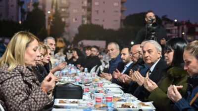 Kepez Belediyesinin 5 mahalleyi birleştiren ortak iftar sofrasında hemşehrileriyle bir