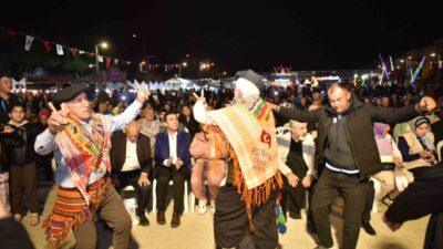 Kepez Belediyesi’nin Dokumapark ve Kent Meydanı’nda düzenlediği Ramazan etkinlikleri, her