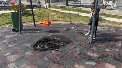 Edirne’nin Keşan ilçesinde, bir grup gencin, çocuk parkında yaktığı araç