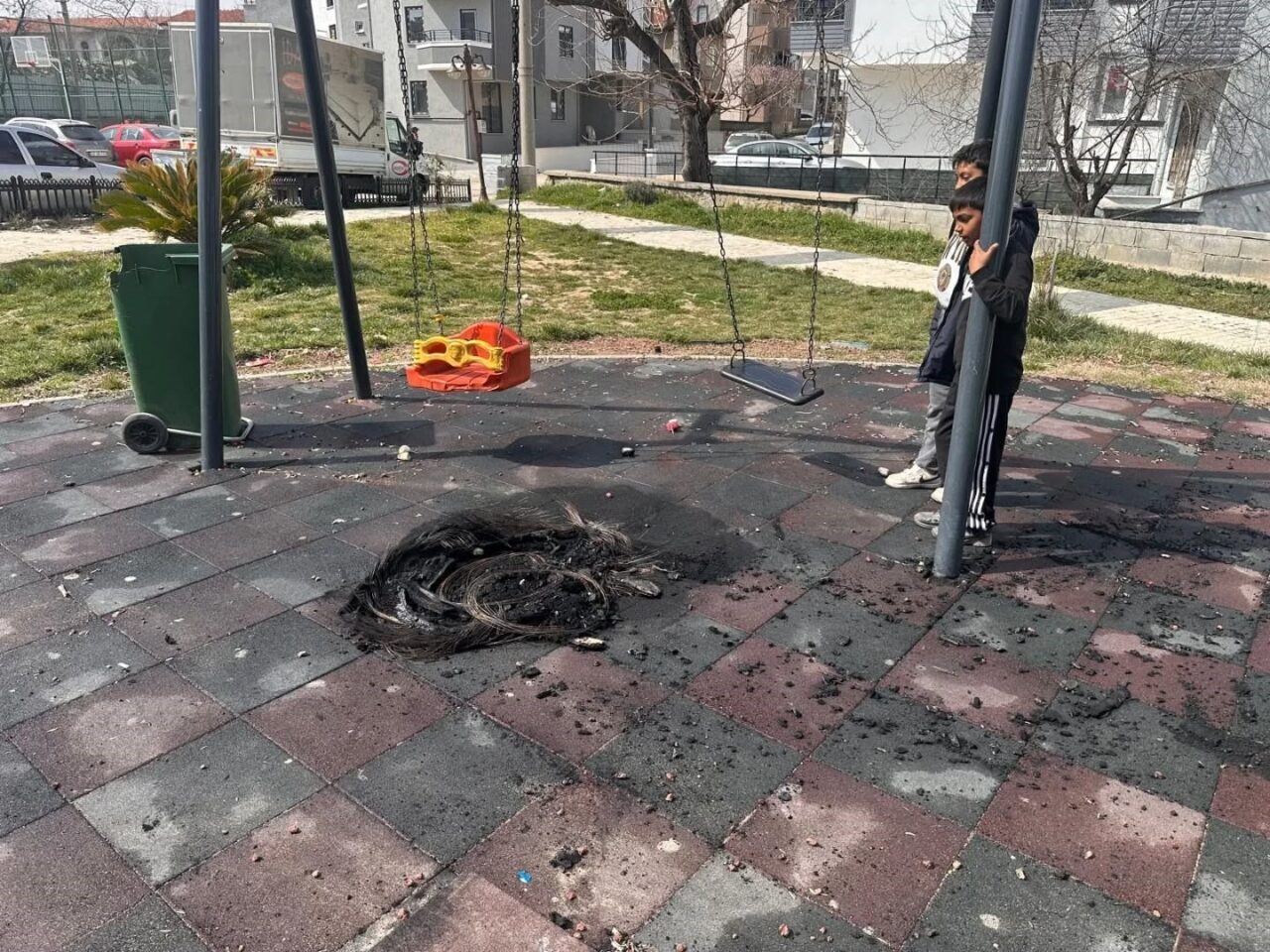 Edirne’nin Keşan ilçesinde, bir grup gencin, çocuk parkında yaktığı araç