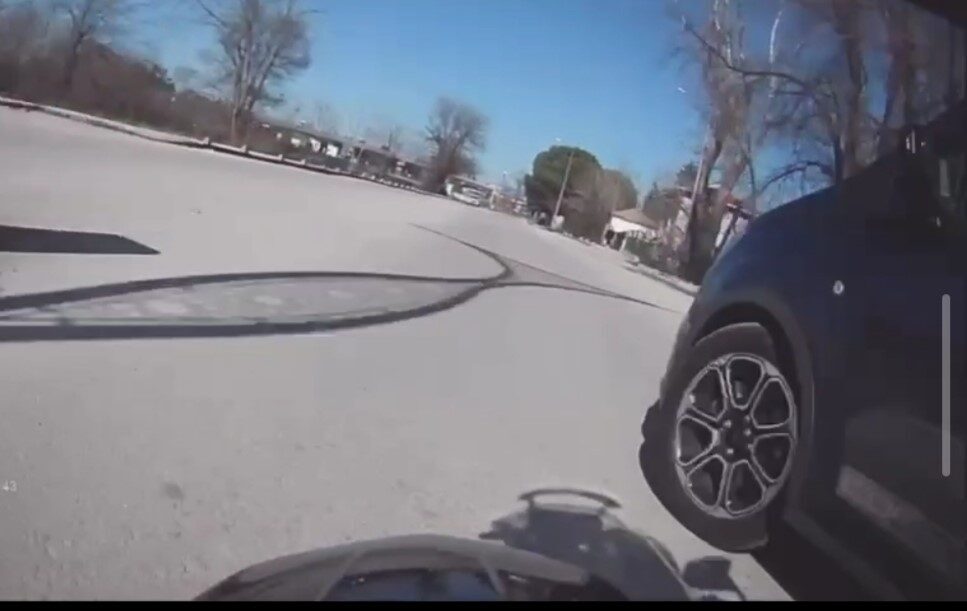 Edirne’nin Keşan ilçesinde hafif ticari araç ile çarpışan motosikletteki 2