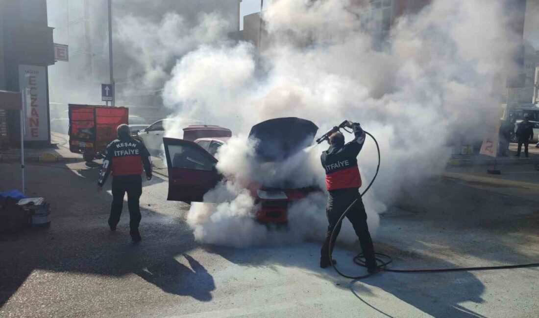 Edirne’nin Keşan ilçesinde otomobilin motor bölümünde çıkan yangın itfaiye ekiplerinin
