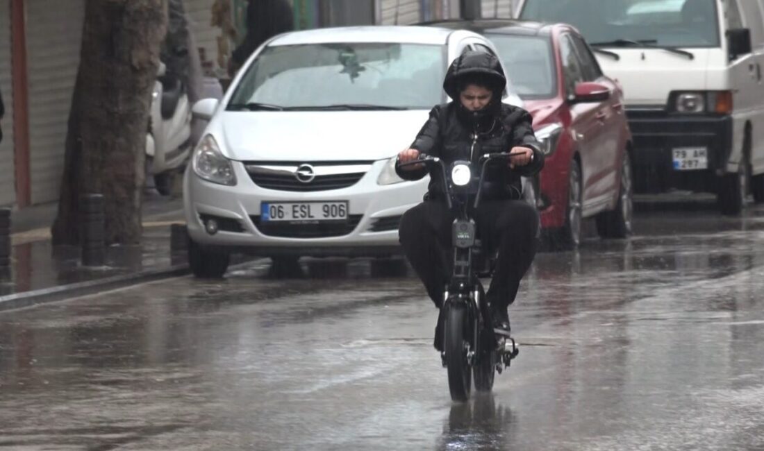 Kilis’te sabah saatlerinde etkili olan sağanak yağış ve zaman zaman